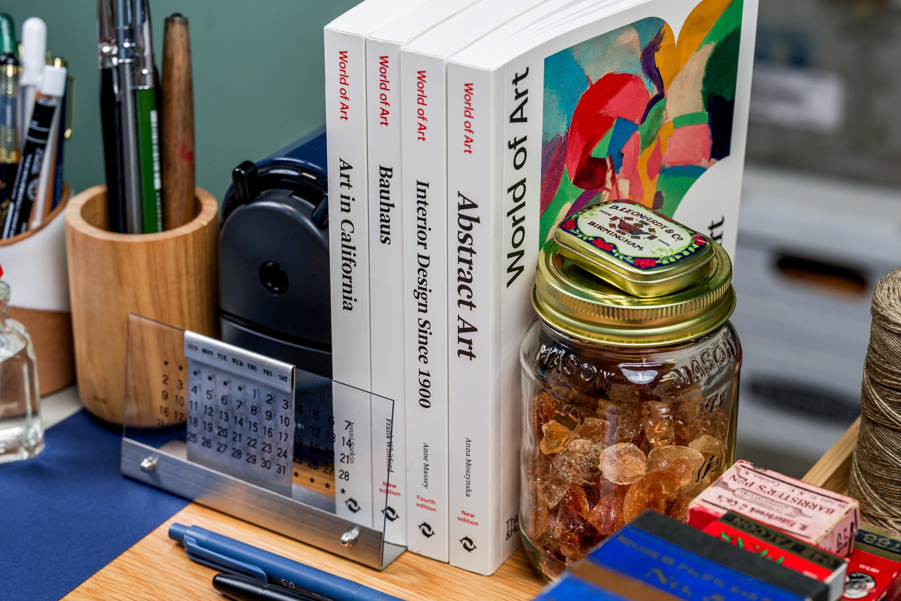 Abstract Art (World of Art)