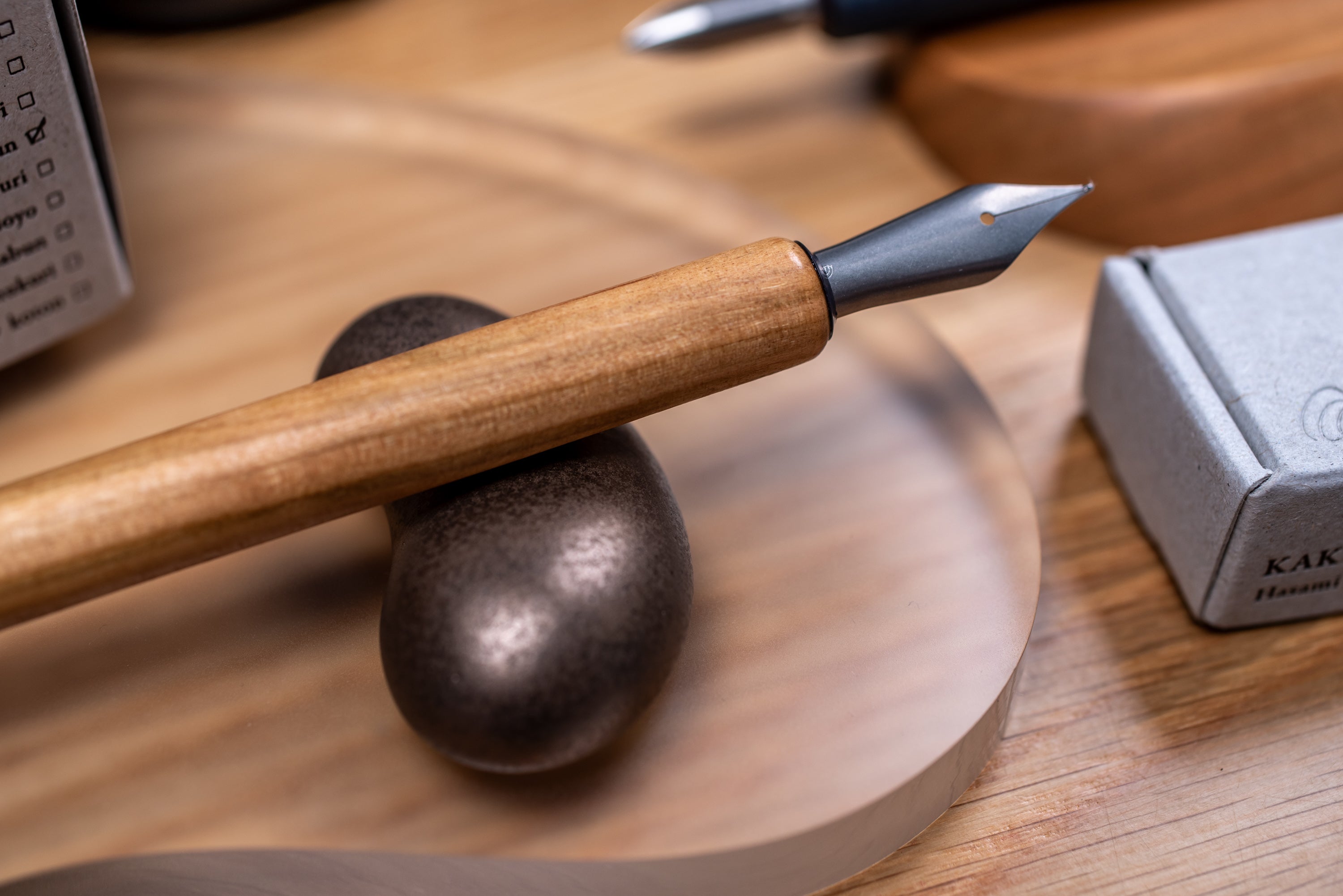 Hasami Pen Rest, Kindei (Reactive Gold)