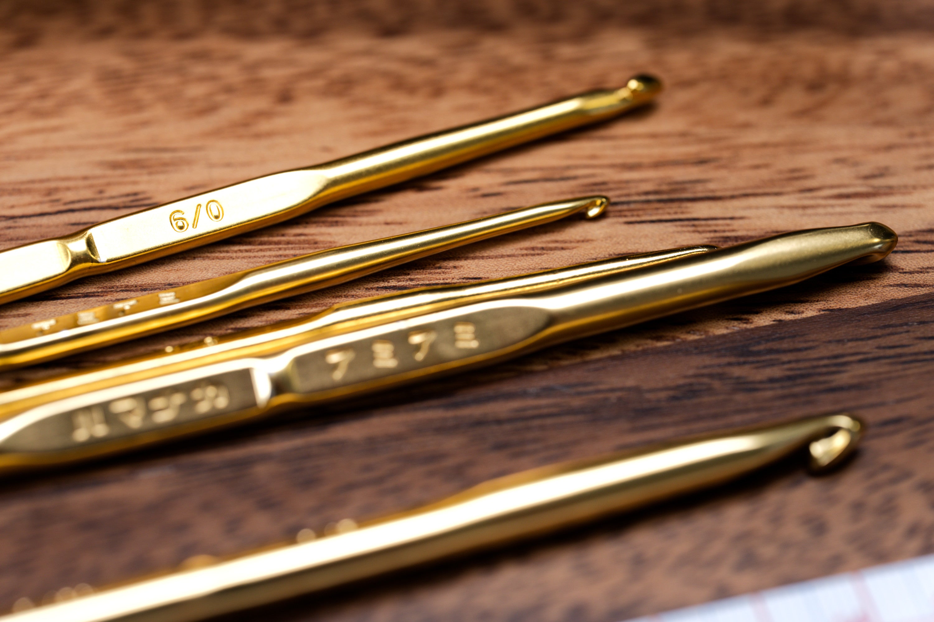 Double-Ended Crochet Hook, Glossy Gold – St. Louis Art Supply