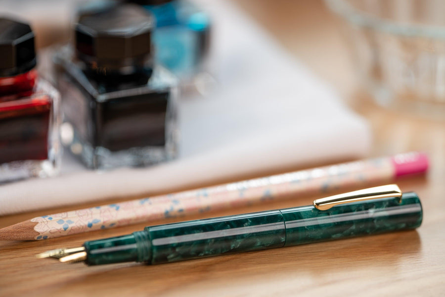 Hightide - Attaché Marbled Fountain Pen, Green - St. Louis Art Supply